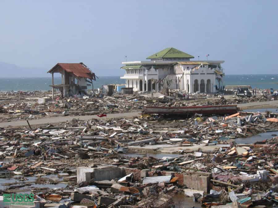 En moské står kvar mitt i förödelsen i Banda Aceh efter tsunamin 2004