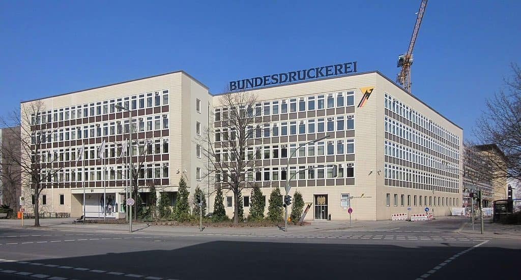 Bundesdruckereis kontorsbyggnad i Berlin-Kreuzberg med namnet i stora versaler på taket