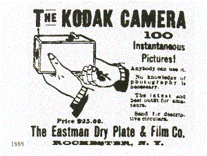 Tidningsannons i svartvitt. En hand håller en rektangulär låda med en cirkel på framsidan. Rubriken lyder The Kodak Camera, texten intill 100 Instantaneous Pictures, Anybody can use it och Price .00. Avsändare är The Eastman Dry Plate & Film Co i Rochester.