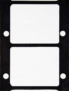 Kraftig närbild av en genomlyst 35 millimeter filmremsa mot svart botten. Bildfönstren är rektangulära med rundade hörn, och mellan dem sitter ett enda runt hål i vardera kanten, placerat i höjd med bildens mitt.