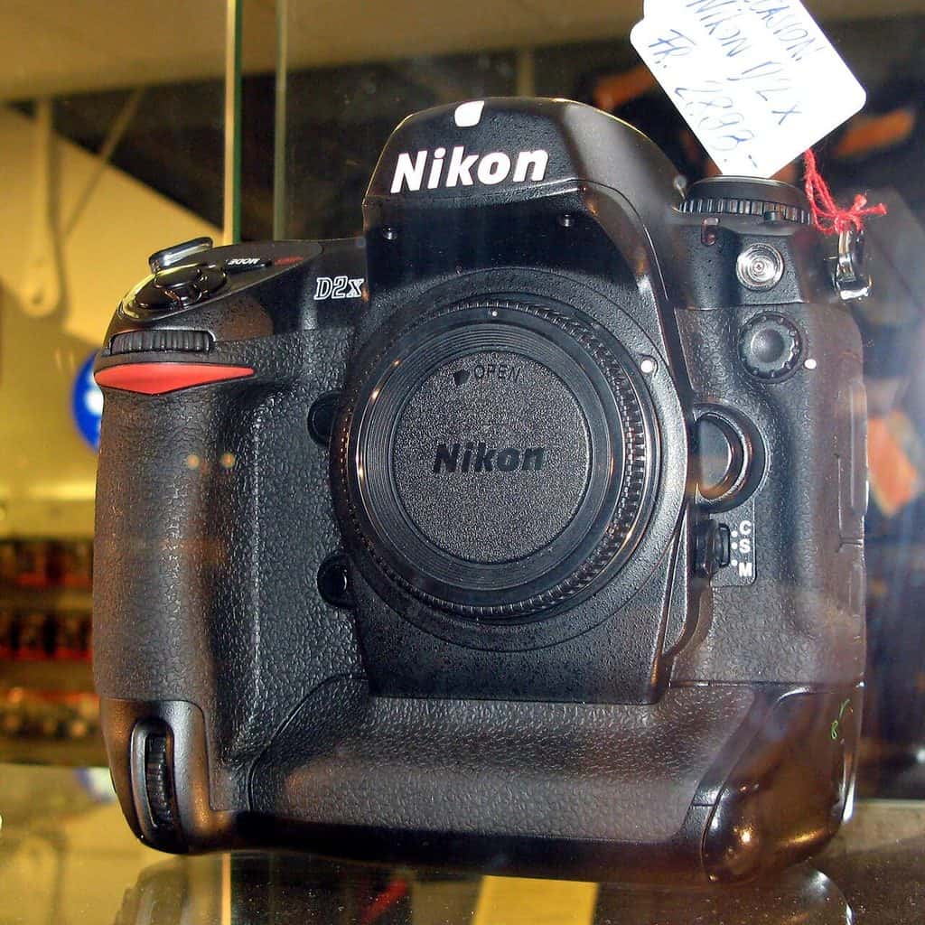 Nikon D2X med husets lock på, fotograferad framifrån i en butiksmonter