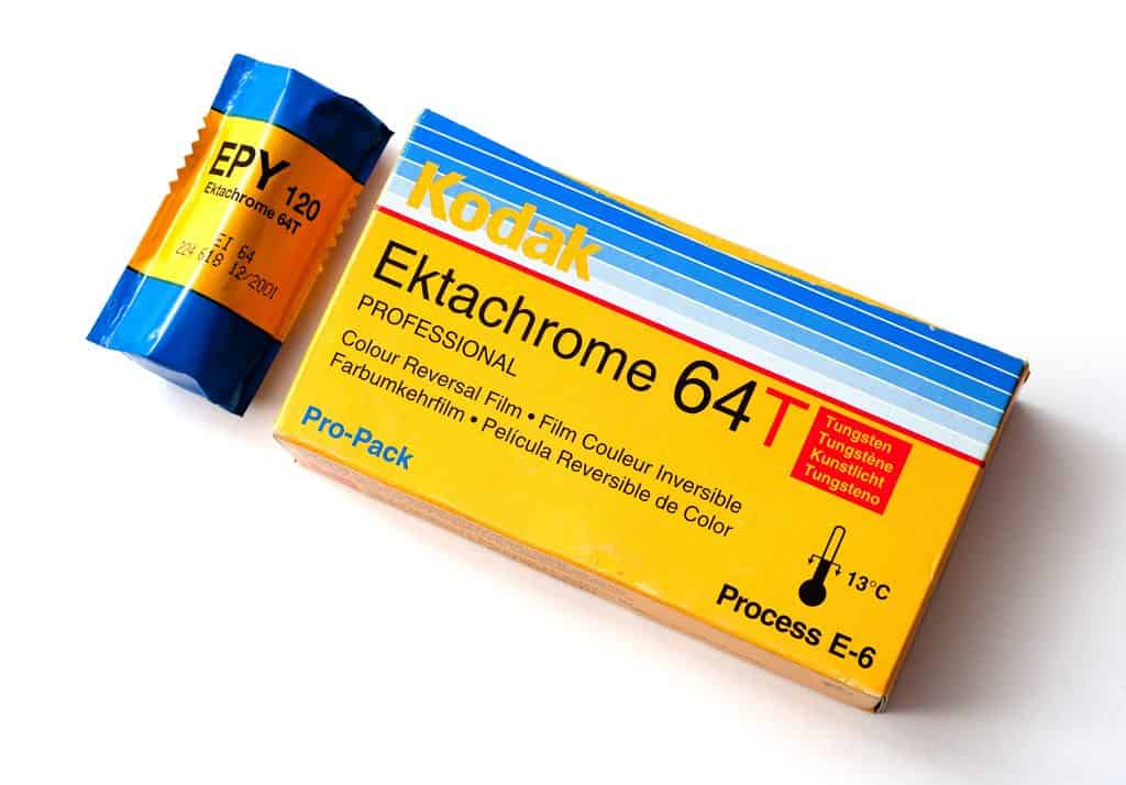 Kartong med Kodak Ektachrome 64T diafilm för konstljus