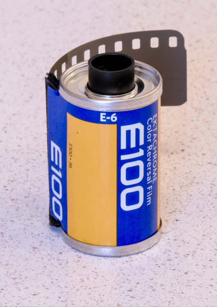 Rulle med Kodak Professional Ektachrome E100 diafilm i 135-format från 2018