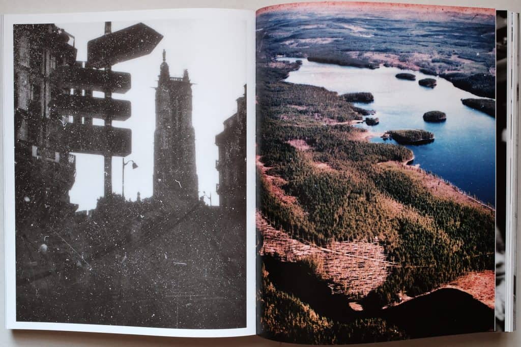 Uppslag ur Dimma/Brume/Mist: en vägskylt och ett kyrktorn i siluett och en flygbild över skog och sjö
