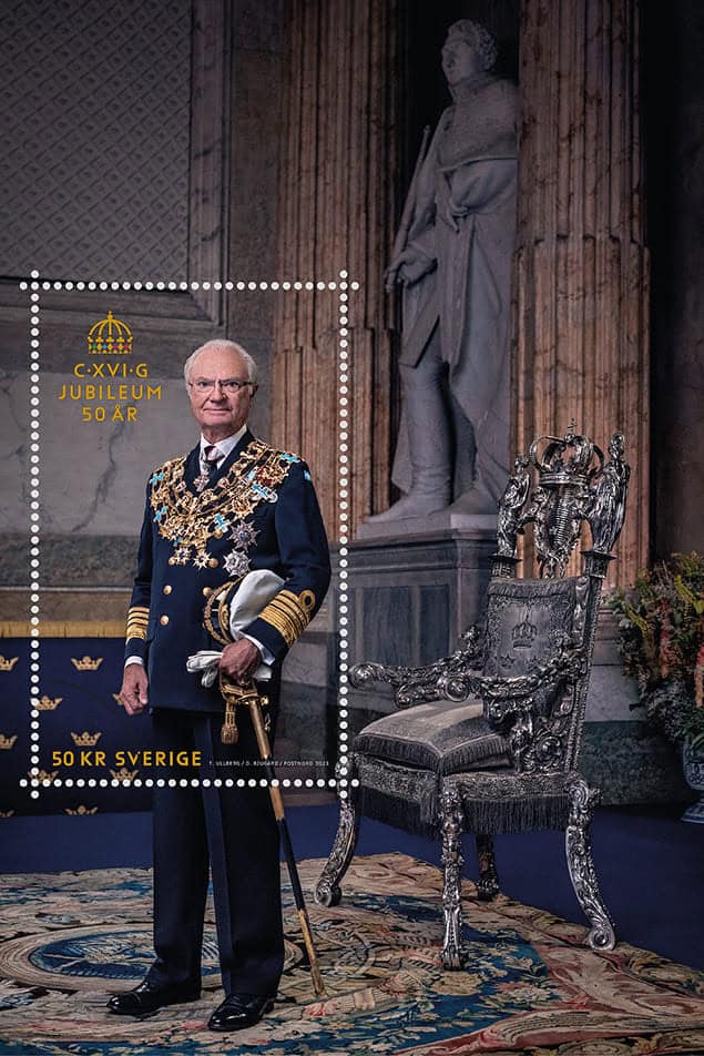 Frimärksark med Carl XVI Gustaf i amiralsuniform vid Silvertronen i Rikssalen