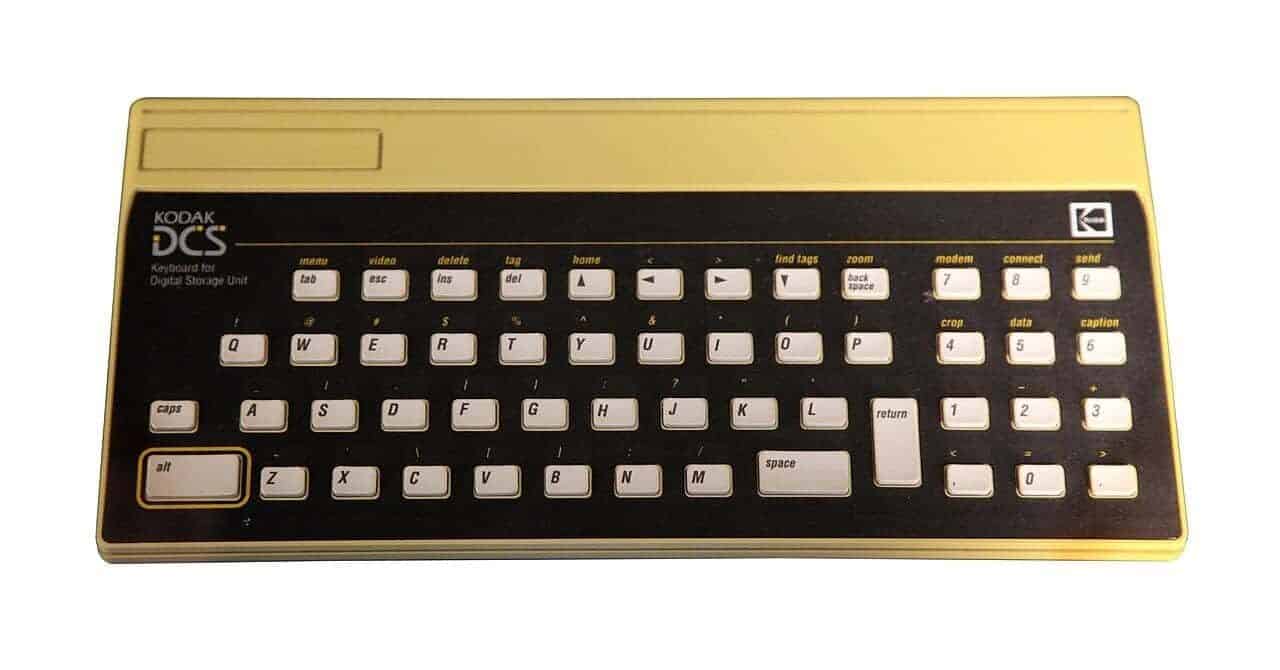 Frilagt tangentbord i guldfärgad metall med svart panel, märkt Kodak DCS Keyboard for Digital Storage Unit. Vita tangenter i qwerty-ordning, och över varje tangent en andra funktion tryckt i guld: menu, video, delete, tag, home, find tags och zoom över bokstäverna, crop, data, caption, modem, connect och send över sifferblocket till höger