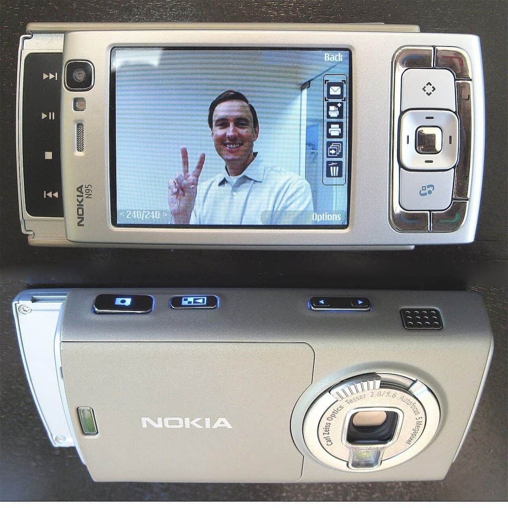 Nokia N95 visad både framifrån och bakifrån, med objektiv, blixt och Carl Zeiss-märkning på baksidan.