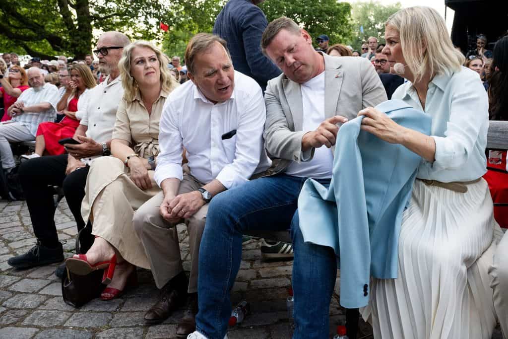Magdalena Andersson visar en fläck på sin kavaj för Tobias Baudin och Stefan Löfven på bänkraden i Almedalen.